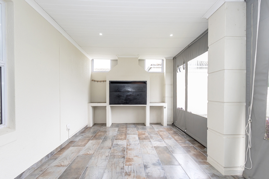 3 Bedroom Property for Sale in Sunningdale Western Cape